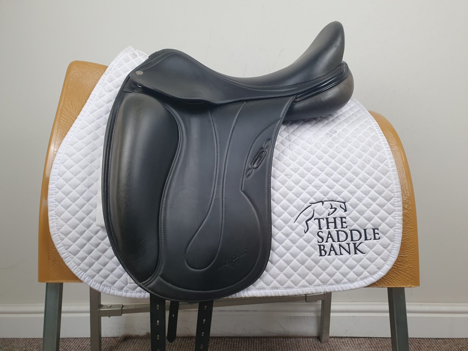17.5 inch Equipe Platinum Oracle Special Dressage Black Medium 