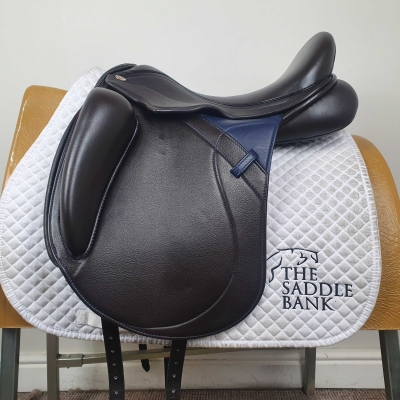 17.5 inch Winners Circle Monoflap Dressage Brown Extra Wide Image of 17.5 inch Winners Circle Monoflap Dressage Brown Extra Wide