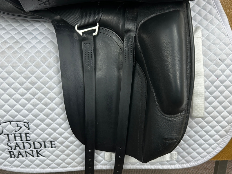 Selle D'Équitation Fairfax Dressage - Taille Étroite 30 - Cuir Noir - Neuf (Défauts Mineurs Possibles)