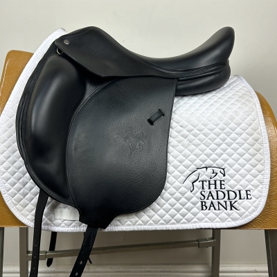 Image of 17.5 inch Voltaire Adelaide Black Medium Wide