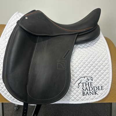 17 inch Childeric DSC Dressage Black Medium Wide Image of 17 inch Childeric DSC Dressage Black Medium Wide