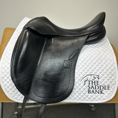 18 inch Childeric DAC Dressage Black Medium Wide Image of 18 inch Childeric DAC Dressage Black Medium Wide