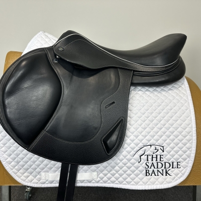 Image of 17.5 inch John Whitaker Rome Monoflap Jump Adjustable Gullet Black Adjustable