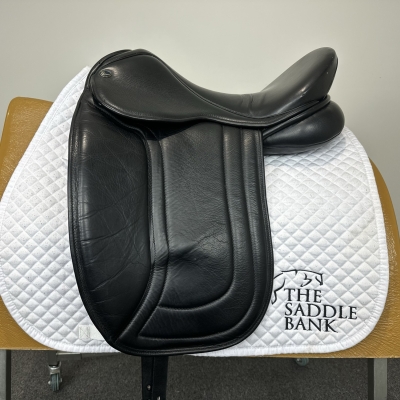 Image of 17.5 inch Silhouette Classic Dressage Black Medium Wide