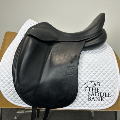 Image of 17.5 inch Childeric DGP Dressage Black Medium Wide