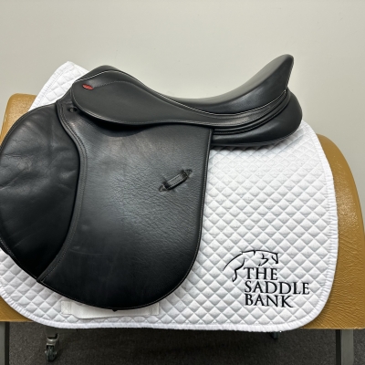 Image of 17.5 inch John Whitaker Bedale GP Jump Black Adjustable